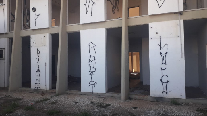 Abandono e muita sujeira na futura Câmara
