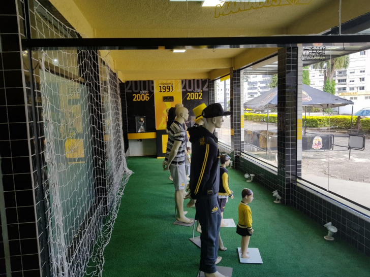 Torcedores trabalham por uma sala de troféus do Tigre