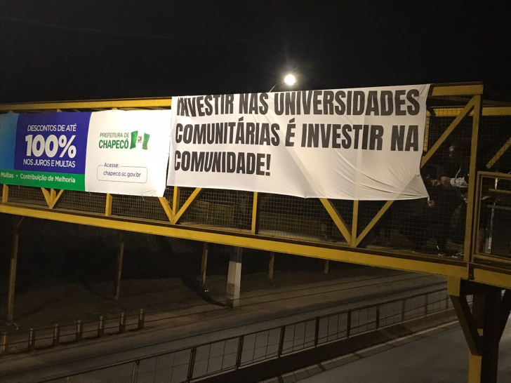 Floripa, Chapecó e Blumenau amanhecem com faixas em apoio ao Universidade Gratuita