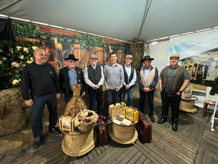O Fato em Foto: PSD e suas lideranças no trem do Salvaro