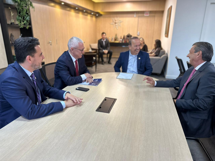 O Fato em Foto: Júlio Garcia e Jorginho Mello, sorriem à mesa