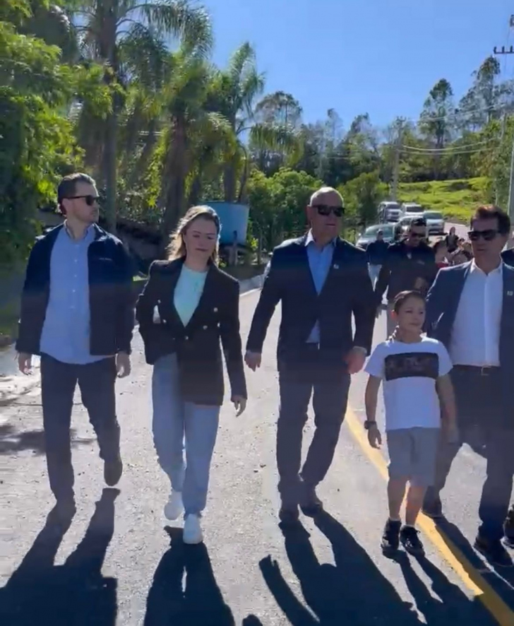 O fato em foto: Júlia Zanatta e Guilherme Colombo ao lado de Arleu e Salvaro nas inaugurações do Clésio