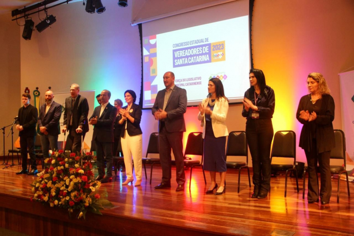 Com a presença do governador e mais de 400 vereadores, Uvesc abre Congresso Estadual na Capital 