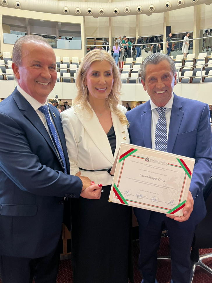 Com Jorginho Mello e Júlio Garcia, Lu Ceretta recebe titulo de Cidadã Catarinense