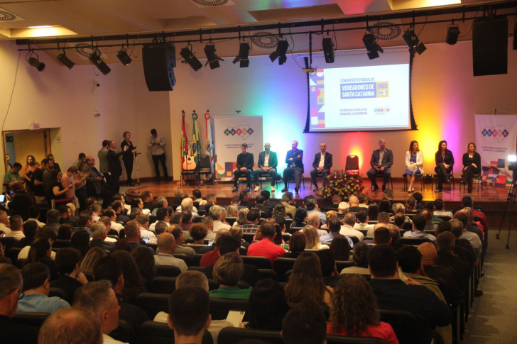 Ex-governadores participam de encontro com vereadores nesta quarta, em Florianópolis