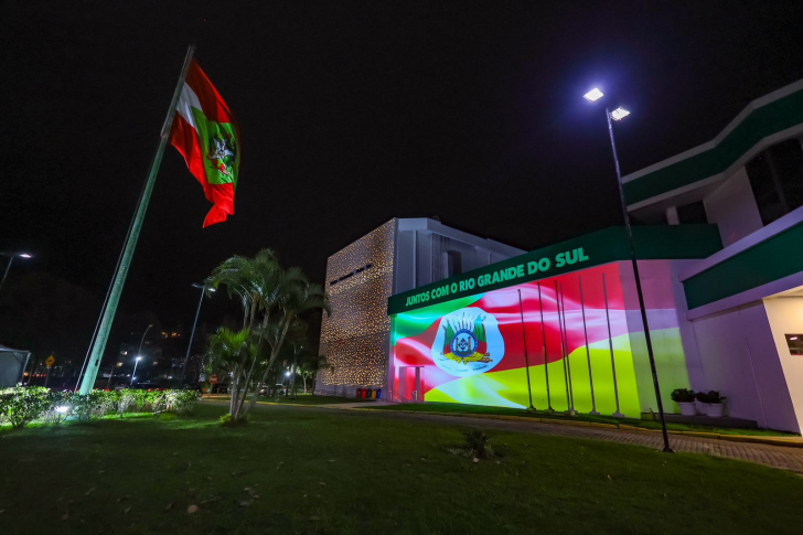 O fato em foto: apoio ao RS estampado no Centro Administrativo