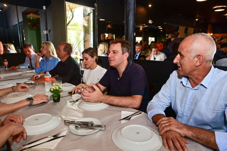 Jorginho desce a serra, almoça em Nova Veneza e encontra Paulo Ferrarezi (MDB)