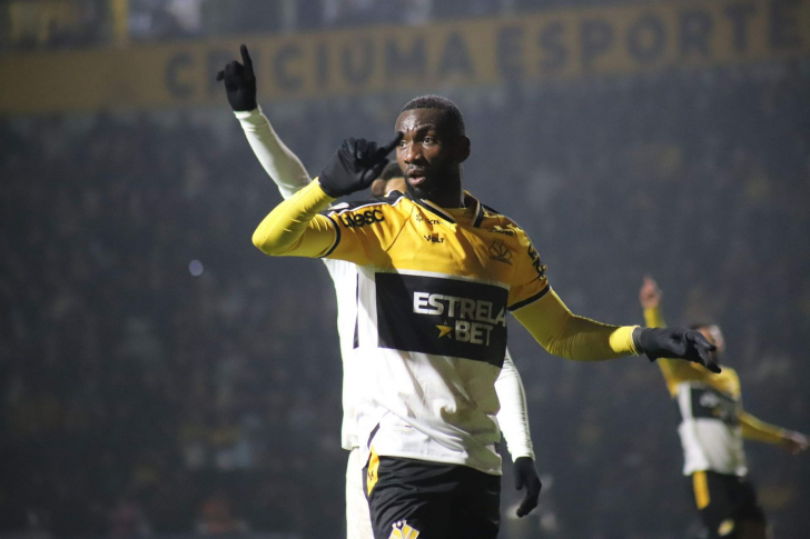 "Acredito que vou permanecer no Brasil", diz Bolasie sobre a próxima temporada