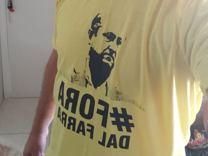 Camiseta "Fora Dal Farra" é barrada no HH