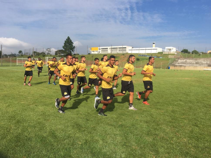 Tigre de olho na estreia, Argel esperando a CNH