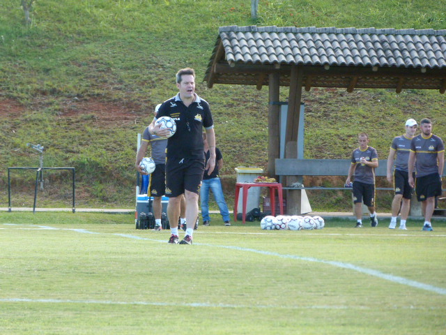 Sem Zé e Dodi, Argel recorre ao treino secreto