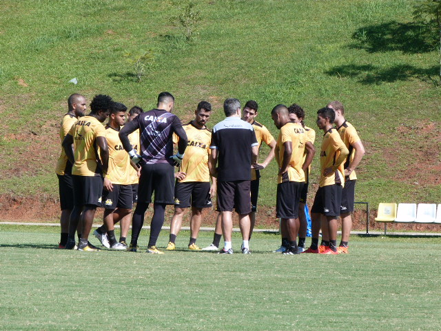 Argel testa mudanças no Criciúma