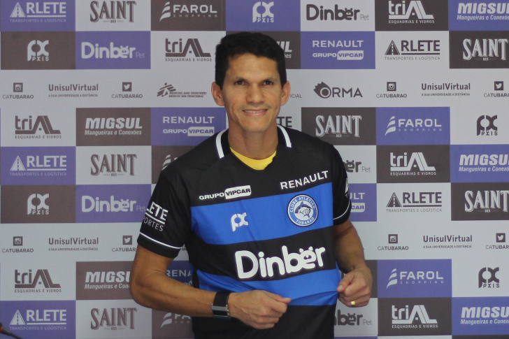 Tubarão: Magno Alves chega, veste a camisa e quer jogar logo