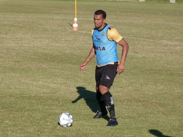 Zé Carlos faz cirurgia e deve antecipar retorno
