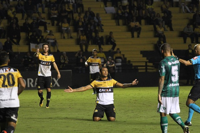 Zé Carlos desabafa: "com esse time..."