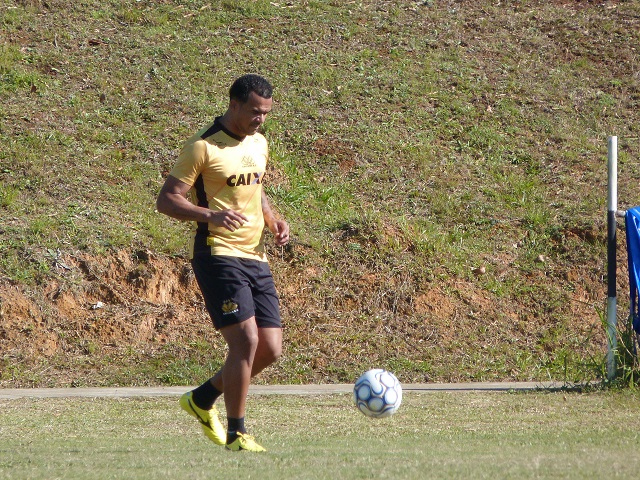 Zé Carlos de volta. Luiz Fernando não tem propostas