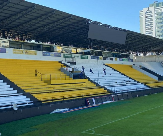 Instalação dos telões avança no Estádio Heriberto Hülse