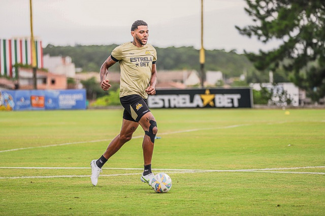 Werik Popó se recupera de problema no joelho e volta a ficar à disposição