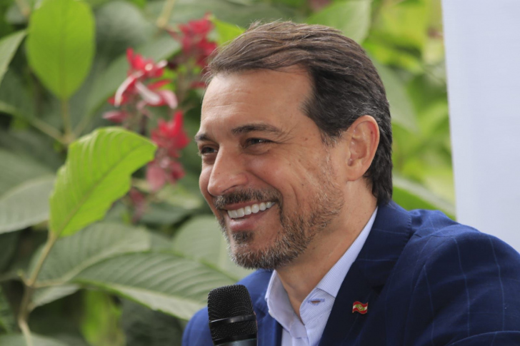 Abre aspas: "A verdade é filha do tempo, não da autoridade.” 