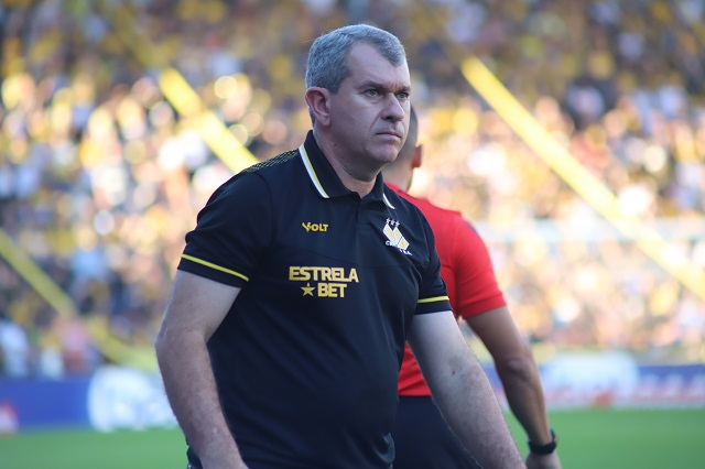 Cláudio Tencati tem a pior sequência no comando do Criciúma