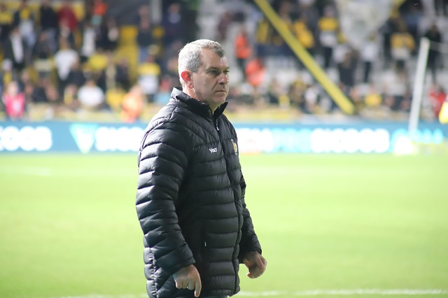 Cláudio Tencati não perde ninguém por suspensão para o jogo contra o Juventude