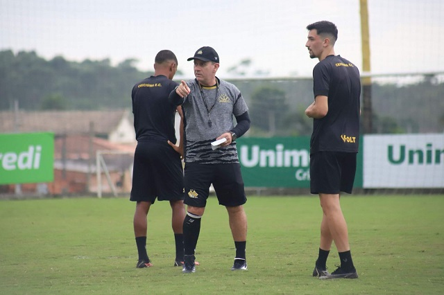 Tencati deve manter o esquema 4-5-1 contra o Vasco