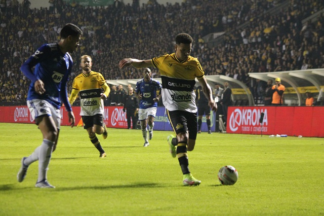 Marquinhos Gabriel e Ronald voltam a ficar à disposição contra o Cruzeiro