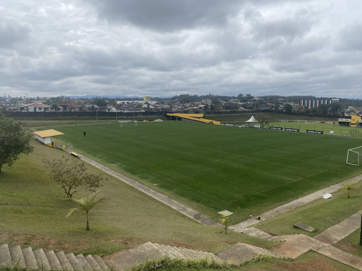 Com dores no tornozelo, Yuri Tanque deixa o treino mais cedo