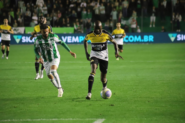 Allano deixa o gramado sentindo dores, mas não deve desfalcar contra o Vasco