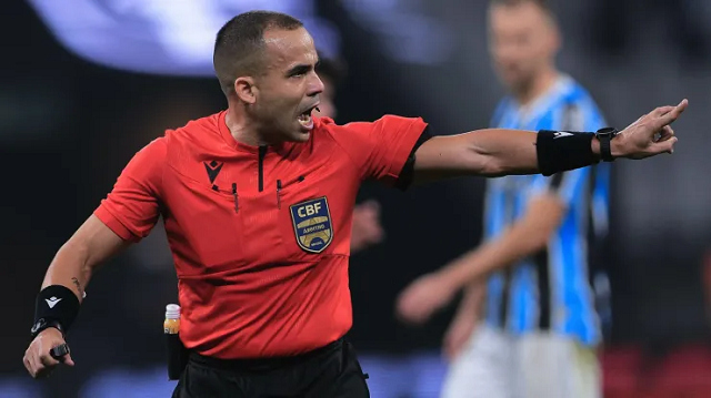 Alex Gomes Stefano apita Palmeiras x Criciúma