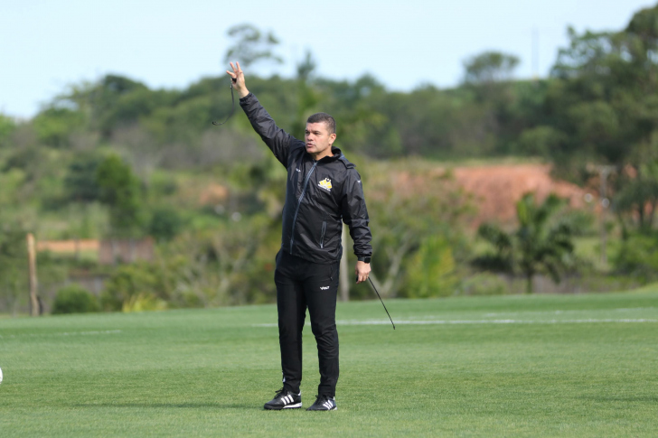 Umberto Louzer muda formação e testa Criciúma sem três zagueiros