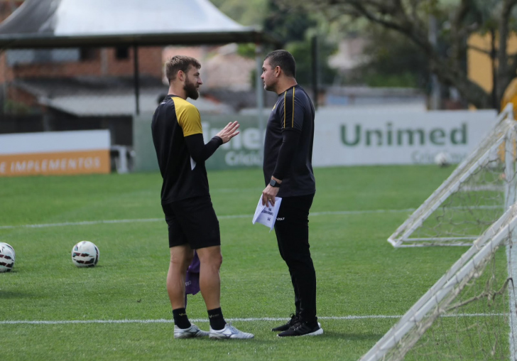 Criciúma prepara mudança tática e deve voltar a jogar com três zagueiros contra o São Bernardo