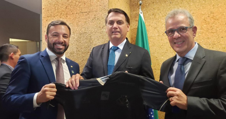 Bolsonaro ganha uma camisa do Criciúma