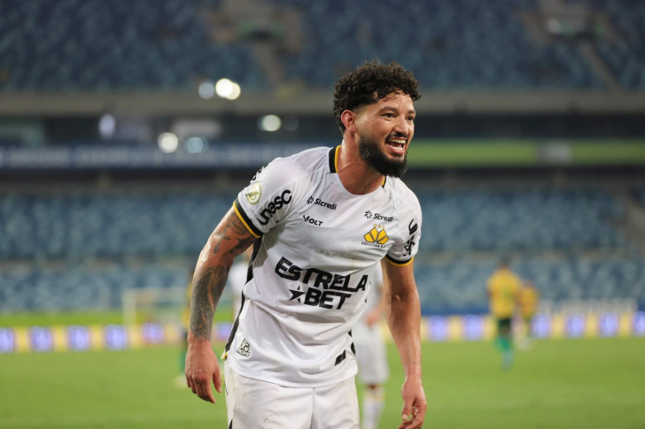 Vice-artilheiro do Criciúma, Arthur Caíke manda a real quanto ao posicionamento dentro da área 