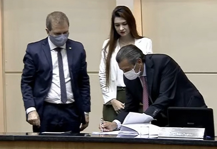 Novo pedido de impeachment de Moisés está entregue