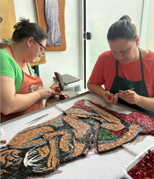 As Manas Bonetti finalizando o mosaico sobre os povos originários     I   Foto: Eliana Maccari
