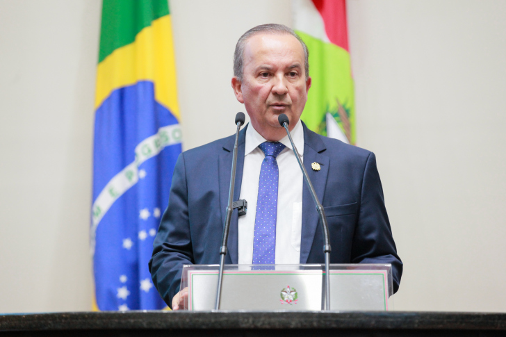 Greve dos professores: Jorginho diz que é impossível atender aos sindicalistas e cita responsabilidade fiscal
