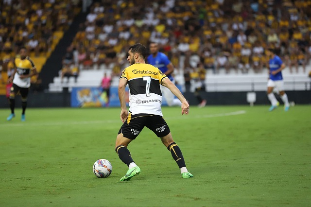 "Jogadores de qualidade", afirma Fellipe Mateus sobre os novos companheiros de meio-campo