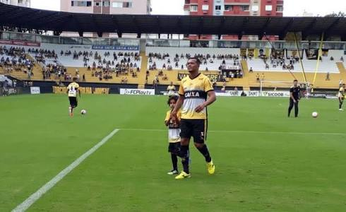 Tigre perde Zé Carlos por três jogos