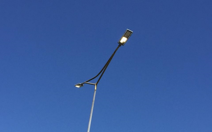 Luzes acesas durante o dia na Centenário