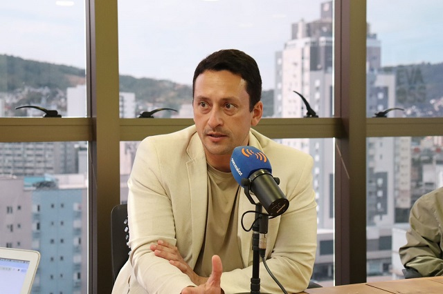 Semana termina com vazamento de informações e demissão do executivo de futebol
