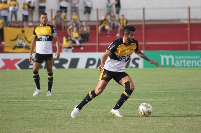 Jonathan tem contrato renovado e fica no Criciúma