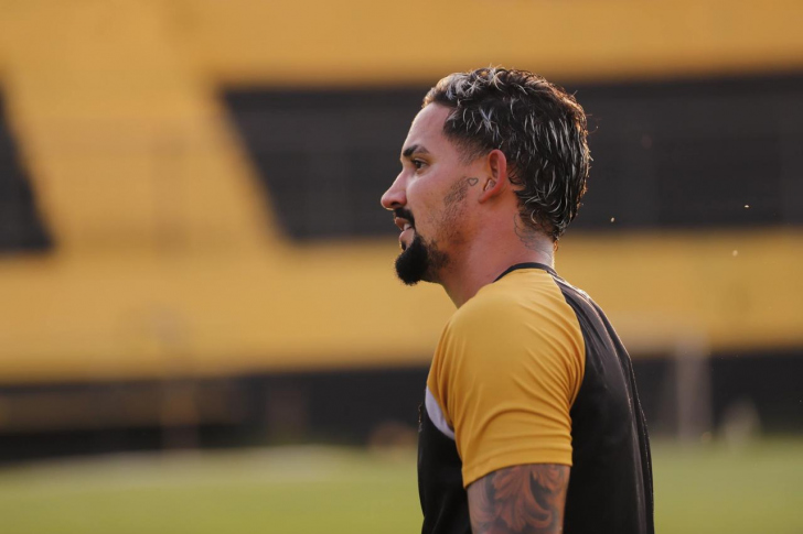 Jhonata Robert surge como reforço no Criciúma para domingo