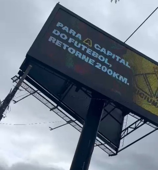 Com telão, torcedores do Criciúma provocam Figueirense e Avaí (VÍDEO)