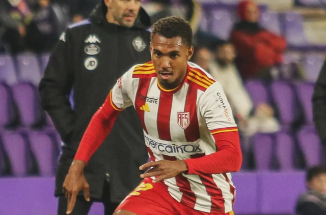 Criciúma confirma a contratação de Léo Alaba