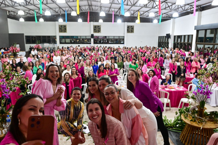 Casa cheia no evento da mãe e mulher de Guidi