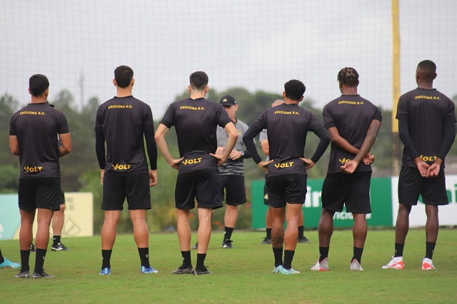 Mudança? Tencati pode utilizar o esquema 4-5-1 contra o Galo