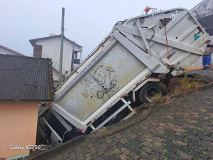 Notícia - Caminhão de lixo colide com casa em Orleans