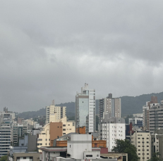Notícia - [Áudio]  Céu nublado e pancadas de chuva em Criciúma e região