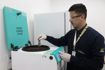 Notícia - Laboratório de Análises Clínicas da Unesc recebe avaliação de excelência